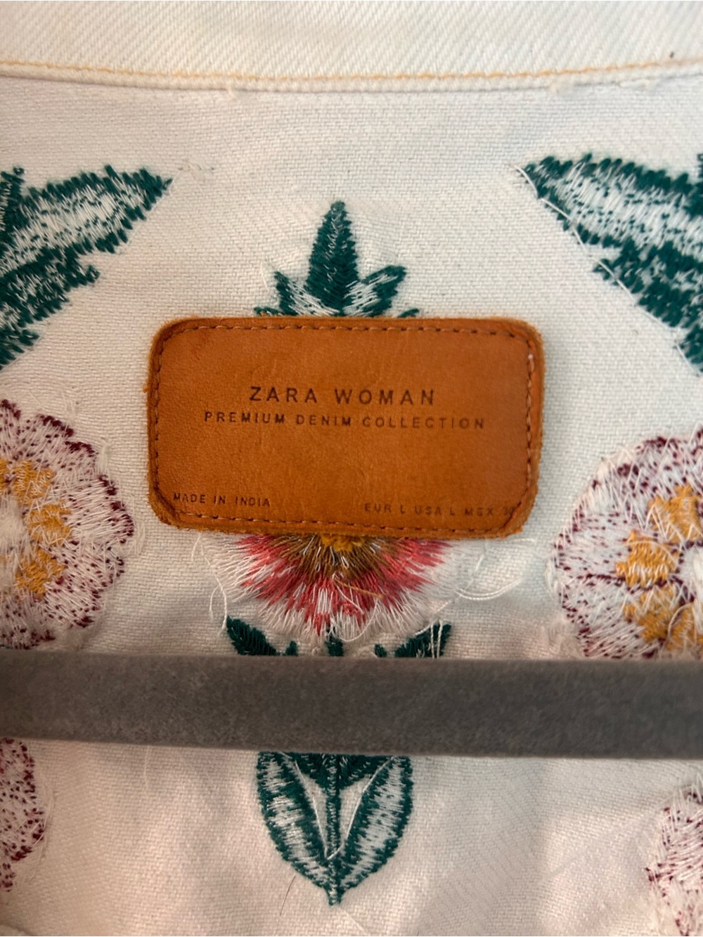 ZARA Embroidered White Denim Jacket with Bird & Floral Motif - Picture 2 of 10